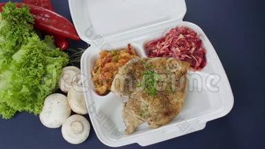 用发泡胶盒包装外卖食品.. 新鲜外卖套餐，鸡胸肉，米饭，蔬菜和沙拉